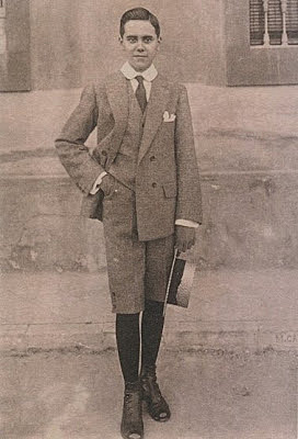 PRIMEROS VERSOS Y MARGINACIÓN TEMPRANA DEL POETA