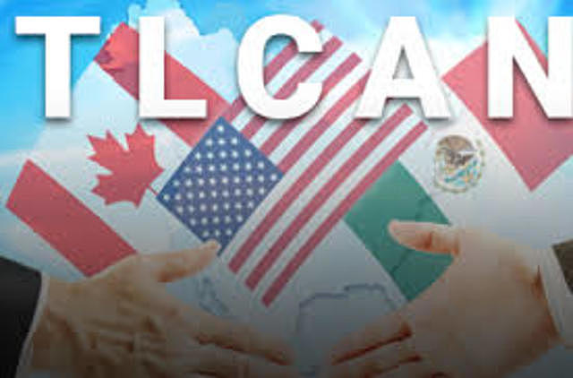 Carlos Salinas de Gortari firma el TLCAN.