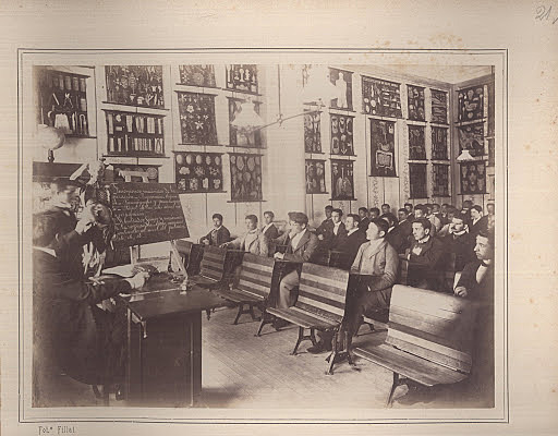 Fundación del primer Instituto Normal