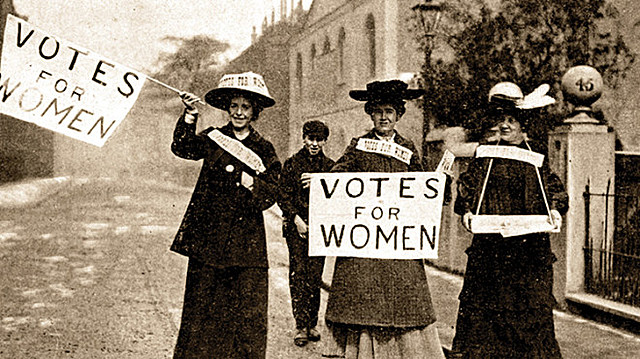 Surge el movimiento sufragista y feminista.