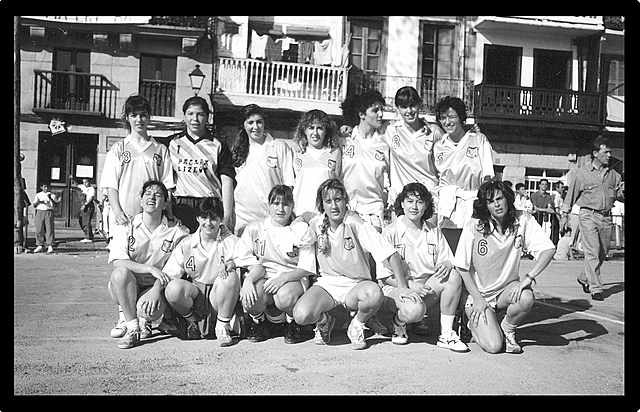 Emakumemkoen lehen taldea