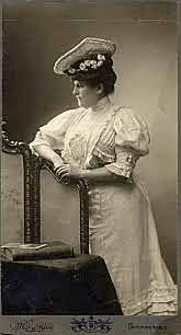 Elveszítette anyját és ikertestvérét születésekor.