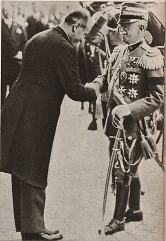 Victor Manuel III entrega el gobierno a Mussolini