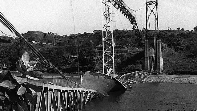 Destrucción  de el puente Cuscatlán