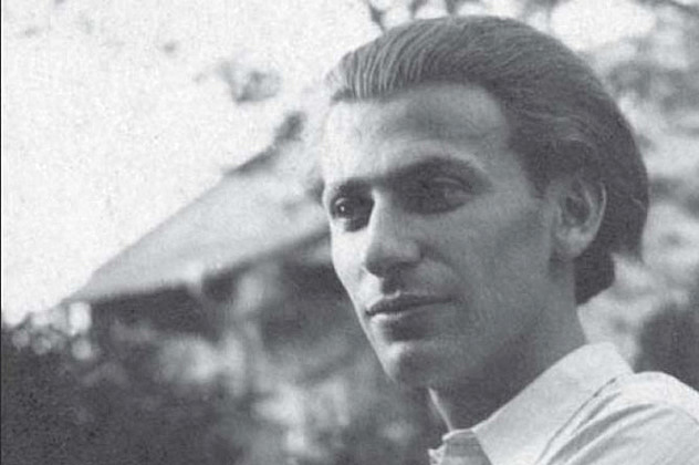 Nevet változtat ,ekkortól Radnóti Miklósként hivják.