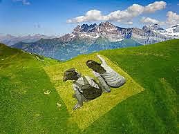 Manon Guilliez - Exposition temporaire / Guillaume Legros ( Saype ) : "Les Contrebandiers de l'amitié" ( fresque géante et éphèmère, 2500m2, dans la région Des Portes Du Soleil aux Crosets )