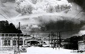 EE.UU lanza una bomba nuclear en Nagasaki.