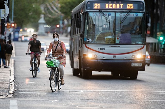 Anuncio de que a partir del lunes 13 se duplican las frecuencias del transporte colectivo en las horas pico para evitar aglomeraciones dentro de las unidades.