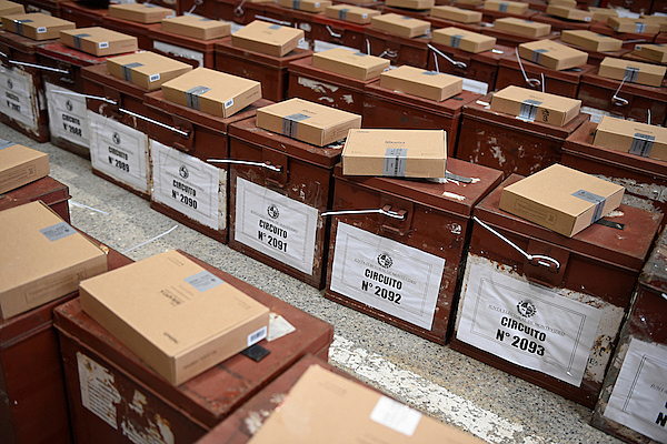 Postergación de las elecciones municipales , como máximo hasta el domingo 4 de octubre de 2020. Ley 19875