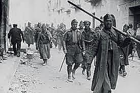 Miles de refugiados y el propio gobierno republicano cruzan la frontera francesa; los franquistas conquistan el resto de Cataluña.