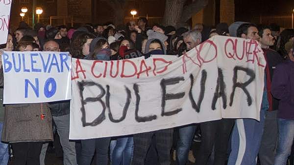 Se produce una marcha de aproximadamente 3500 personas a modo de protesta pacífica contra la obra.