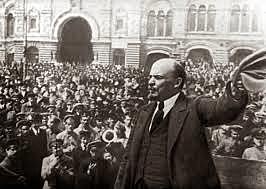 Lenin torna de l'exili i solicita tots els poders dels soviets