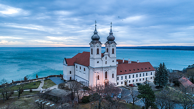 A tihanyi apátság alapítása