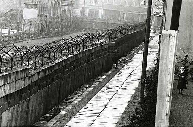 Alemanya de l’Est construeix un mur per separar Berlín oriental de l’occidental.