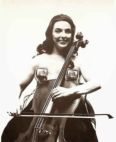 Yaşayan Heykel İçin TV Sütyeni