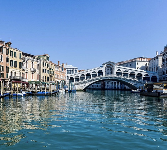 Se trasladó a Italia