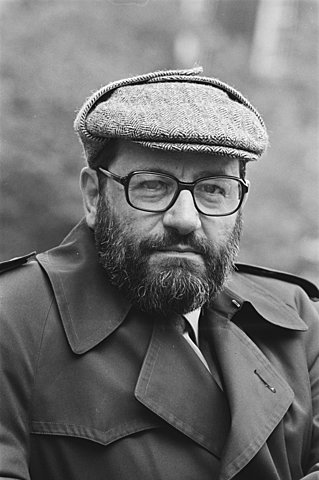 Umberto Eco, (Alessandria, Italia) Profesor de Semiótica.