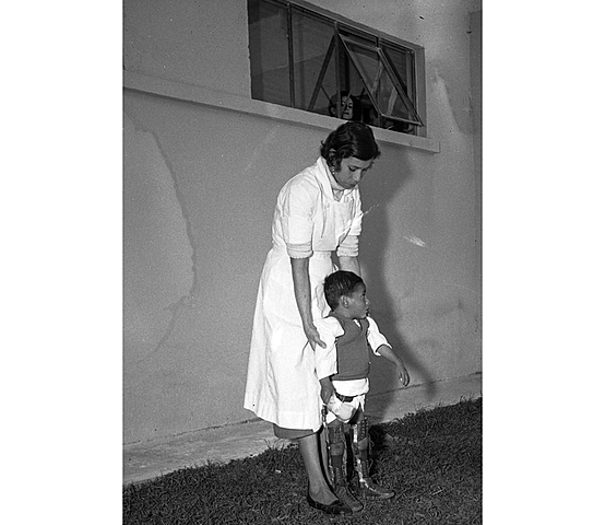 Lucha contra la poliomielitis y la desnutrición.