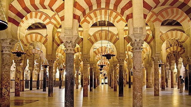 INICIO DE LA CONSTRUCCIÓN DE LA GRAN MEZQUITA DE CÓRDOBA