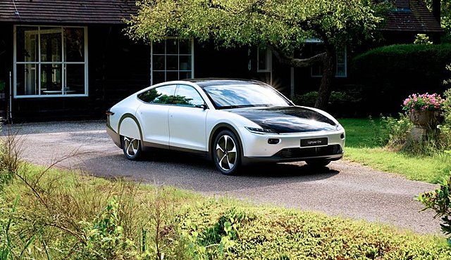 Coche eléctrico con baterías que cuenta con páseles fotovoltaicos.