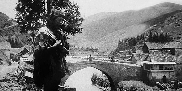 CUSCO. CONSTRUCCION PUENTE COLONIAL PAUCARTAMBO.