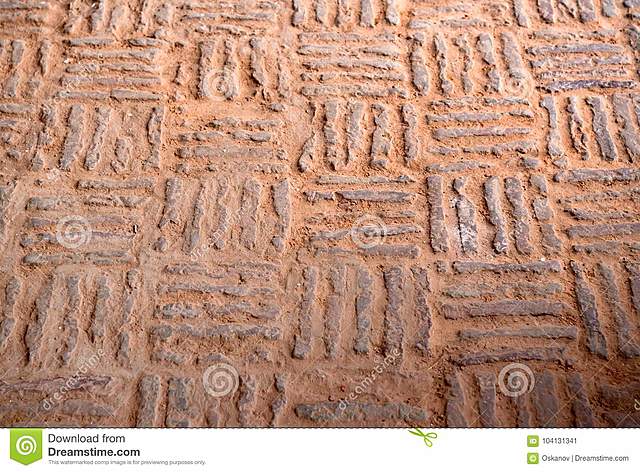 INDIA. UTILIZARON LADRILLOS PARA PAVIMENTAR CALLES DE LAS CIUDADES.