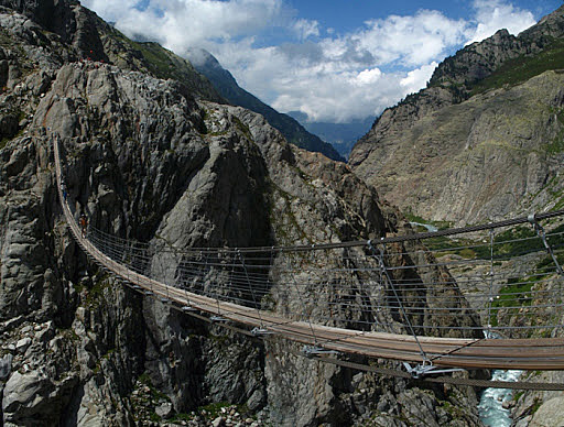 CHINA. PRIMERA PUENTE COLGANTE DE 100 M.