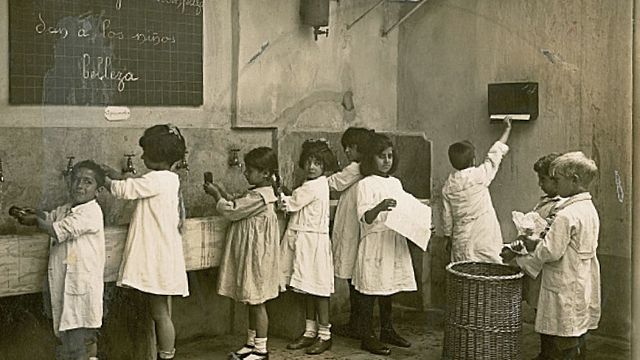 El decreto 1276 de 1962 se reglamenta la creación y funcionamiento de seis Jardines Infantiles Nacionales Populares.