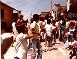 En 1984 con el decreto 1002 el Ministerio de Educación Nacional construye un Plan de Estudios para todos los niveles, áreas y modalidades del sistema educativo.