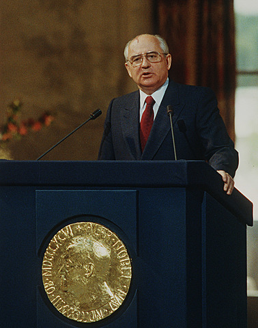 Mikhail Gorbatsjov blir leder