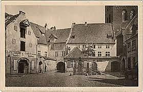 Nodibināja pirmo mācību iestādi Latvijas teritorijā – Rīgas domskola.