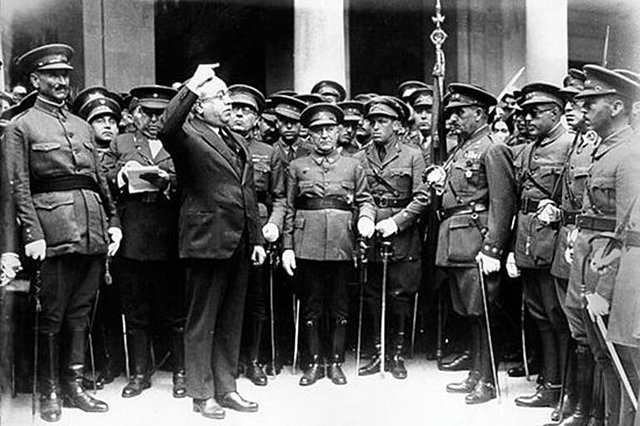 Manuel Azaña comienza la reforma del Ejército.