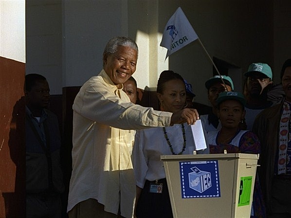 Nelson Mandela és empresonat a Suràfrica, com a repressió al sistema Apartheid