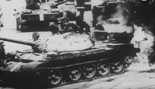 Sovjet innvaderer Tjekksoslovakia