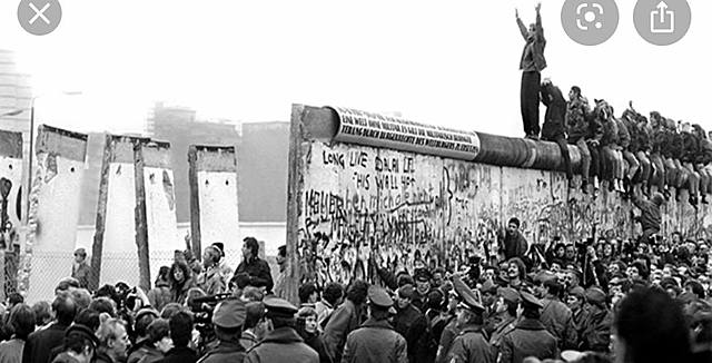 Kommunistiske kollaps / Berlinmuren rives