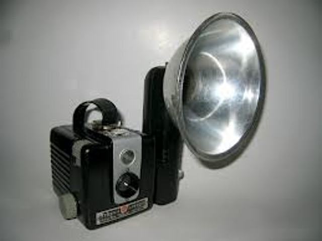 ¿Cuando fue inventado el flash en las cámaras?