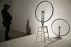 Marcel Duchamp presenta el primer “ready-made”