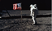 L’home trepitja la Lluna