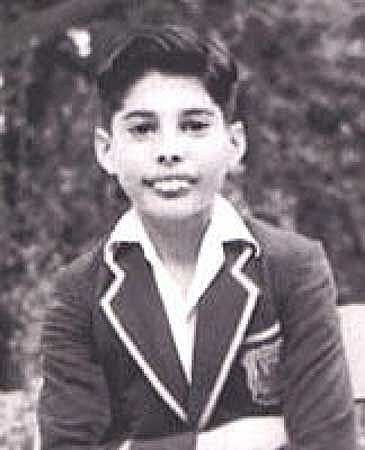 Es enviado con sus abuela y su tia a estudiar al St. Peter's School