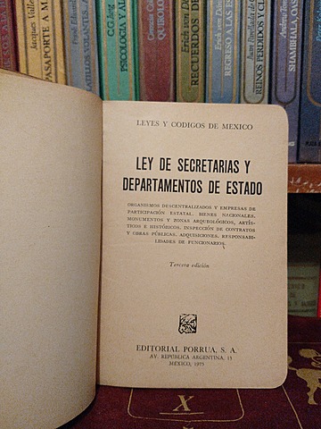 Se publica la Ley de Secretarias y Departamentos de Estado.