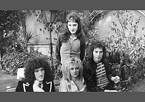 Forma parte de la banda "Smile".