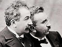 Auguste y Louis Lumière - Patentan el “cinématographe” capaz de filmar y proyectar imágenes en movimiento.