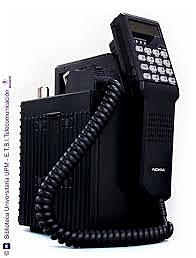 Nokia lanza su Mobira Talkman.