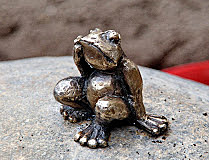 Monument to the frog traveler.