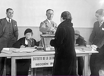 Las españolas votan por primera vez
