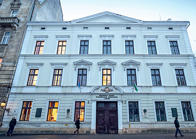 Megkezdi tanulmányait a Sopronban