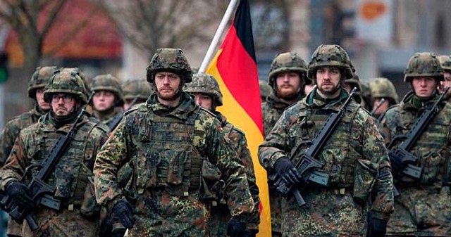 Hitler restablece el servicio militar obligatorio en Alemania