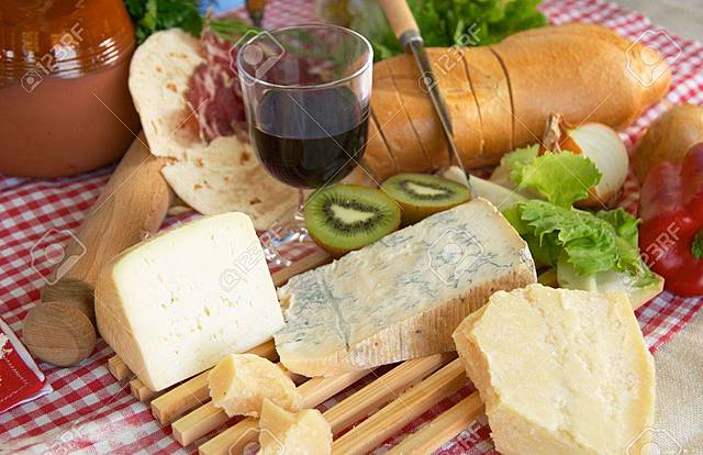 se introduce el parmesano, el cual se usa en la mayor parte de los platos italianos.