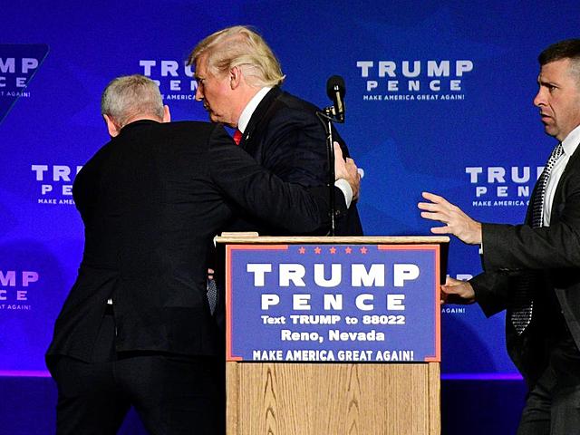 Evacuan a Trump por falsa alarma