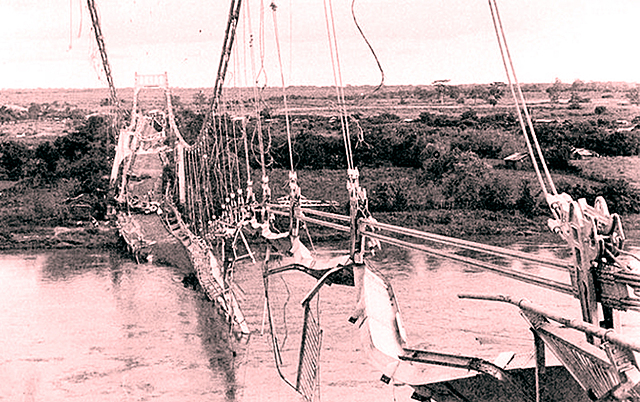 Es dinamitado el «Puente de Oro» sobre el río Lempa